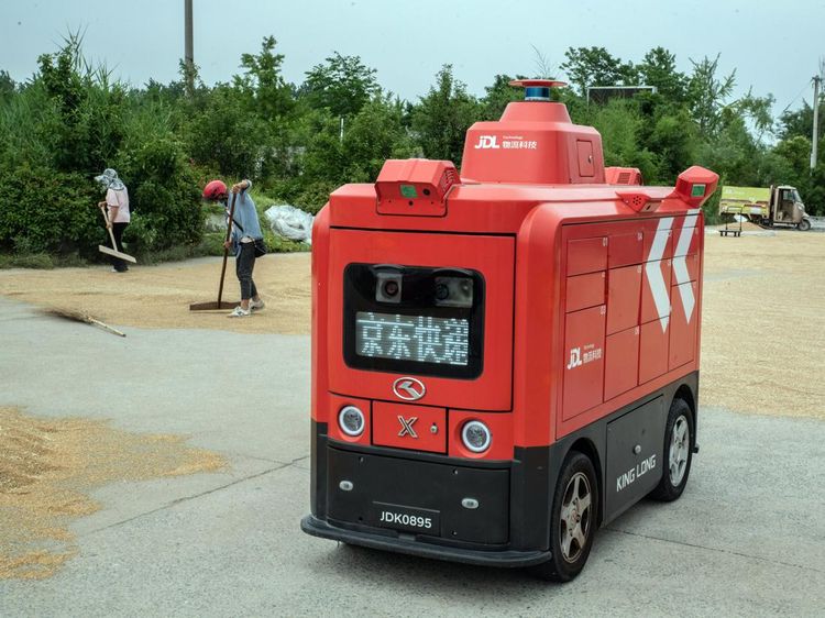 Mobil Tanpa Sopir Mondar-mandir Antar Barang di China