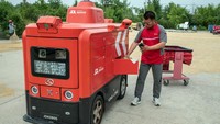 Pelanggan akan menerima pesan instan untuk mengambil pengiriman mereka dan mereka dapat memilih untuk menerima paket mereka, baik dengan pengenalan wajah, kata sandi atau melalui aplikasi seluler JD.com.