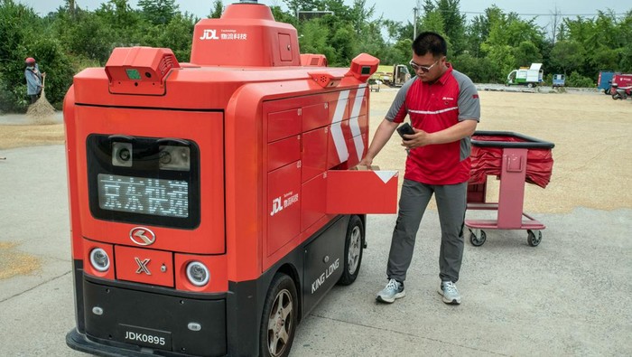Mobil Tanpa Sopir Mondar-mandir Antar Barang di China A JD.com Inc. autonomous delivery vehicle demonstrated in Suqian, Jiangsu province, China, on Wednesday, June 7, 2023. JD's performance was a far cry from the double-digit percentage expansions of previous years, before Beijing's 2021 clampdown on internet spheres from online commerce to ride-hailing chilled a once-booming, free-wheeling tech sector. Source: Bloomberg