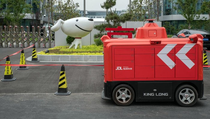 Mobil Tanpa Sopir Mondar-mandir Antar Barang di China A JD.com Inc. autonomous delivery vehicle demonstrated in Suqian, Jiangsu province, China, on Wednesday, June 7, 2023. JD's performance was a far cry from the double-digit percentage expansions of previous years, before Beijing's 2021 clampdown on internet spheres from online commerce to ride-hailing chilled a once-booming, free-wheeling tech sector. Source: Bloomberg