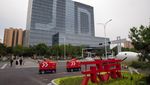 Mobil Tanpa Sopir Mondar-mandir Antar Barang di China