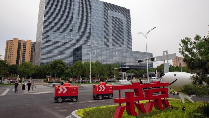 Mobil Tanpa Sopir Mondar-mandir Antar Barang di China A JD.com Inc. autonomous delivery vehicle demonstrated in Suqian, Jiangsu province, China, on Wednesday, June 7, 2023. JD's performance was a far cry from the double-digit percentage expansions of previous years, before Beijing's 2021 clampdown on internet spheres from online commerce to ride-hailing chilled a once-booming, free-wheeling tech sector. Source: Bloomberg
