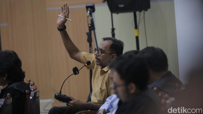 Persidangan terdakwa Haris Azhar dan Fatia Maulidiyanti digelar di PN Jakarta Timur, Selasa (8/6/2023). Menko Marves Luhut Binsar Pandjaitan menjadi saksi terkait kasus pencemaran nama baiknya.