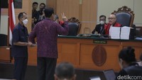 Menko Marves Luhut Binsar Pandjaitan bersaksi dalam sidang di Pengadilan Negeri Jakarta Timur, Kamis (8/6/2023).