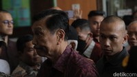 Jaksa pun mempersilakan Luhut membacakan isi pesan itu. Namun pengacara Haris Azhar keberatan dengan itu.