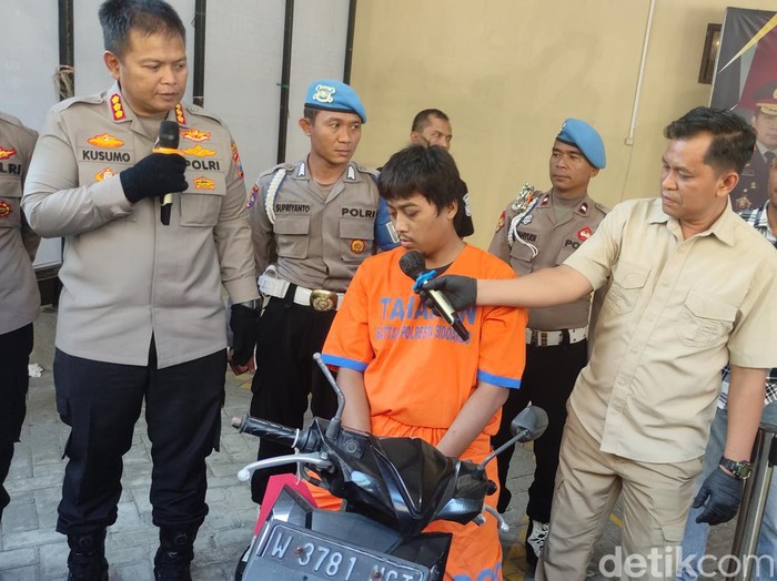 Nasron, begal payudara di Sidoarjo saat dihadirka dalam jumpa pers Polres Sidoarjo
