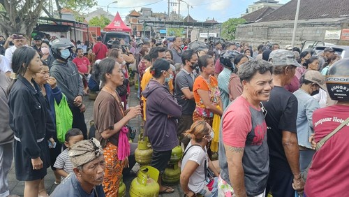 Ratusan warga antre untuk membeli LPG tiga kilogram saat operasi pasar khusus LPG di Pasar Desa Adat Padangsambian, Denpasar, Kamis (8/6/2023)