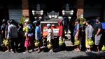 Operasi Pasar, Warga Rela Panas-panasan Demi LPG 3 Kg