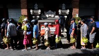 Operasi pasar tersebut diselenggarakan di sejumlah titik di Kota Denpasar.