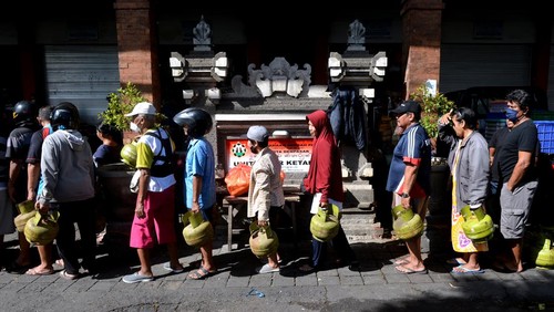 Warga mengantre untuk membeli elpiji ukuran 3 kilogram saat operasi pasar di kawasan Sumerta, Denpasar, Bali, Kamis (8/6/2023). Operasi pasar yang diselenggarakan di sejumlah titik di Kota Denpasar itu dilakukan guna membantu warga dalam memperoleh gas elpiji menyusul adanya keluhan masyarakat terkait terbatasnya stok elpiji 3 kg di tingkat konsumen dalam beberapa hari terakhir di Bali. ANTARA FOTO/Fikri Yusuf/nym.