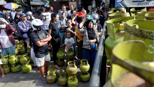 Warga mengantre untuk membeli elpiji ukuran 3 kilogram saat operasi pasar di kawasan Sumerta, Denpasar, Bali, Kamis (8/6/2023). Operasi pasar yang diselenggarakan di sejumlah titik di Kota Denpasar itu dilakukan guna membantu warga dalam memperoleh gas elpiji menyusul adanya keluhan masyarakat terkait terbatasnya stok elpiji 3 kg di tingkat konsumen dalam beberapa hari terakhir di Bali. ANTARA FOTO/Fikri Yusuf/nym.