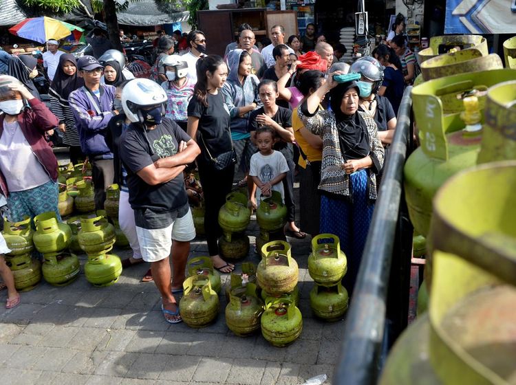 Operasi Pasar, Warga Rela Panas-panasan Demi LPG 3 Kg