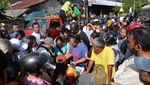 Operasi Pasar, Warga Rela Panas-panasan Demi LPG 3 Kg