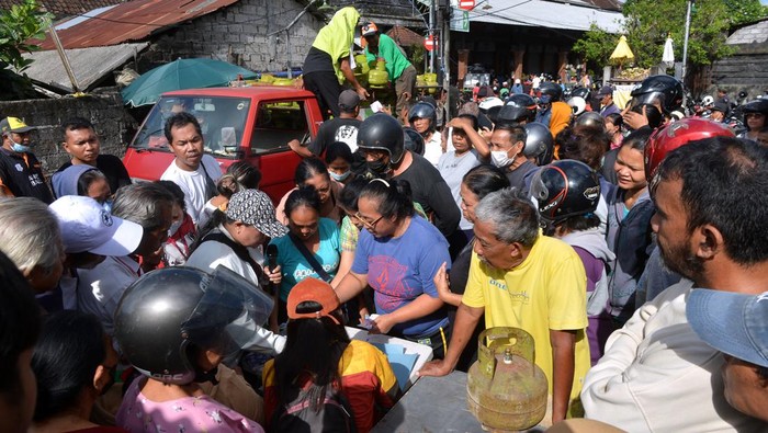 Operasi Pasar, Warga Rela Panas-panasan Demi LPG 3 Kg Warga mengantre untuk membeli elpiji ukuran 3 kilogram saat operasi pasar di kawasan Sumerta, Denpasar, Bali, Kamis (8/6/2023). Operasi pasar yang diselenggarakan di sejumlah titik di Kota Denpasar itu dilakukan guna membantu warga dalam memperoleh gas elpiji menyusul adanya keluhan masyarakat terkait terbatasnya stok elpiji 3 kg di tingkat konsumen dalam beberapa hari terakhir di Bali. ANTARA FOTO/Fikri Yusuf/nym.
