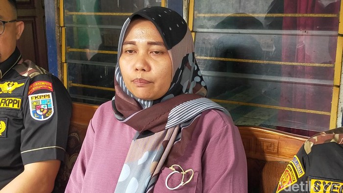 Yusniar, ibu Muhammad Akil siswa SMK Al Hikmah yang diduga tewas dianiaya.