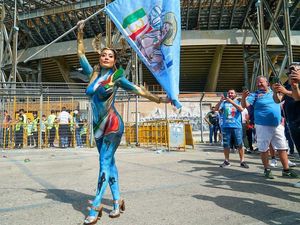 Potret Model yang Hanya Pakai Body Painting saat Pesta Juara Napoli