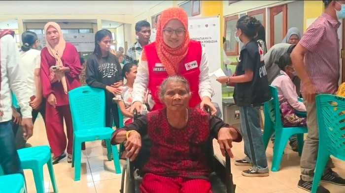 Para pasien saat mengantre untuk mendapatkan pelayanan operasi katarak di RSUD Kabupatan Alor, NTT, Kamis (8/6/2023). (Yufen Bria/detikBali)