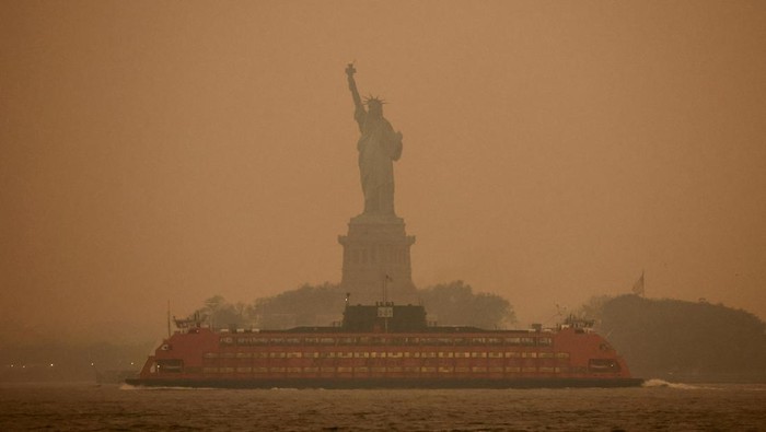FILE PHOTO: The Statue of Liberty is covered in haze and smoke caused by wildfires in Canada, in New York, U.S., June 6, 2023. REUTERS/Amr Alfiky/File Photo