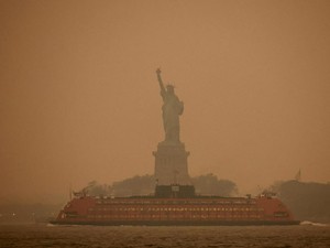 Langit Horor New York Bikin Penerbangan Acak Adut