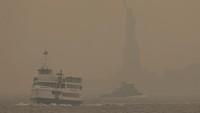 New York menduduki daftar kota dengan polusi udara terburuk di dunia, imbas kebakaran hutan di Quebec, Kanada. Berdasarkan Indeks Kualitas Udara (IQair), kualitas udara di Kota New York mencapai 200 pada Selasa (6/6)malam. Angka itu menunjukkan kualitas udara sangat tidak sehat, demikian dikutip CNN. AP/Yuki Iwamura  