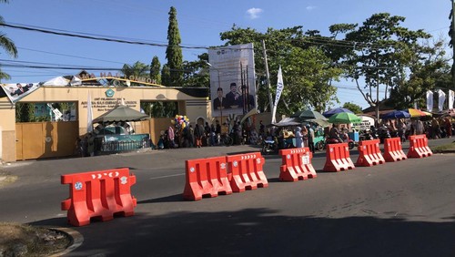 Para pedagang musiman di sekitar Asrama Haji Mataram, Nusa Tenggara Barat, Kamis (8/6/2023).