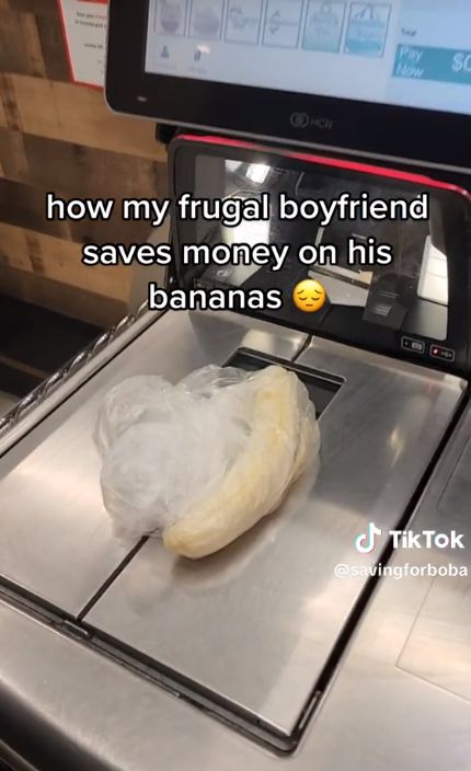 Pelit! Pria Ini Sengaja Kupas Kulit Pisang Agar Lebih Murah Harganya