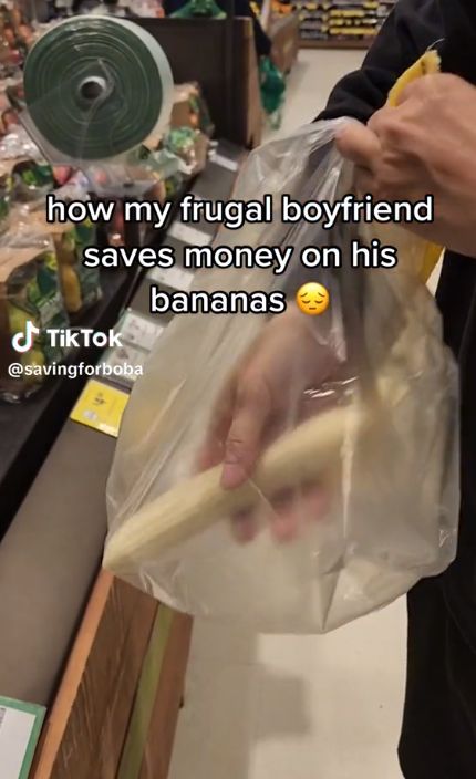 Pelit! Pria Ini Sengaja Kupas Kulit Pisang Agar Lebih Murah Harganya