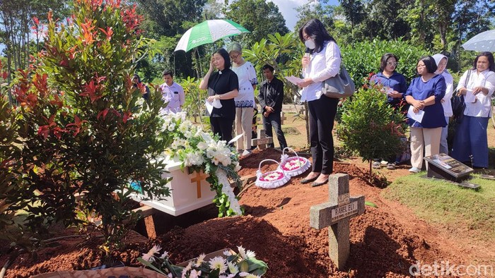 Pemakaman Yuliana Evelien pemobil tewas tertimpa truk di Ngaliyan, Semarang, Kamis (8/6/2023).