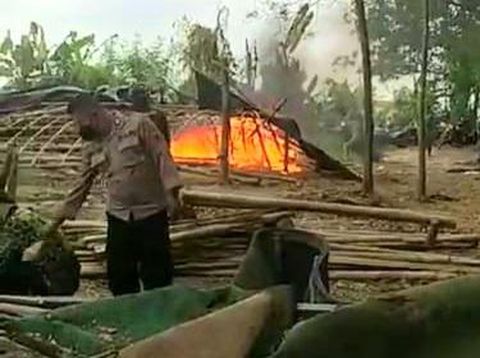 Pembakaran arena judi sabung ayam di Kabupaten Brebes, Jawa Tengah, Kamis (8/6/2023).
