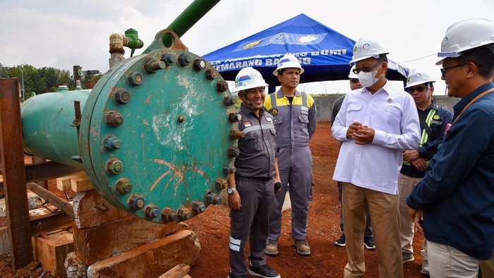 Pembangunan pipa gas bumi Cirebon-Semarang.