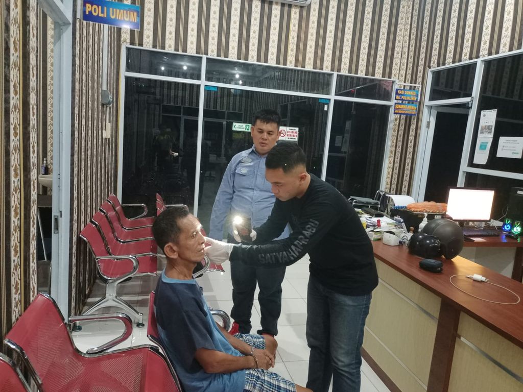 Herman, sopir truk tanki BBM saat diperiksa kesehatannya di kantor polisi.