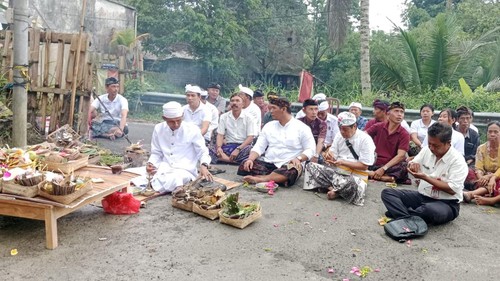 Pemerintah Desa Tua pada Rabu (7/6/2023) melaksanakan ritual ngeruwak sebagai tahap awal pembangunan jembatan Yeh Kajang yang dijadwalkan pada 20 Juni 2023 nanti. (istimewa)