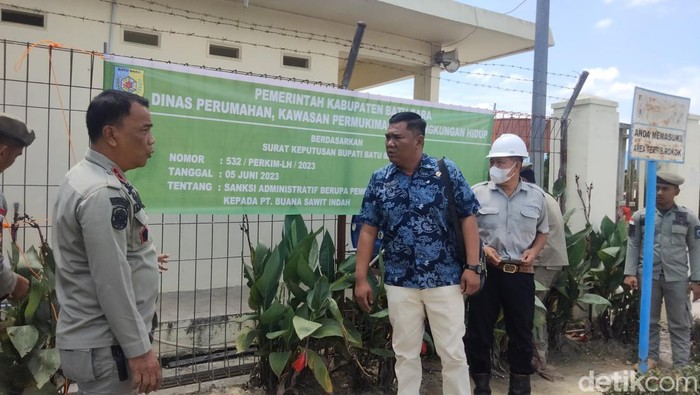 Pemkab Batu Bara menyegel pabrik kelapa sawit karena tak mengantongi izin lingkungan.