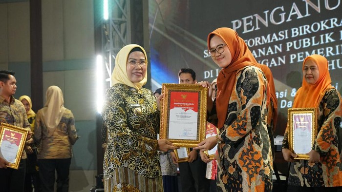 Pemkab Serang beri penghargaan ke ASN dan OPD.