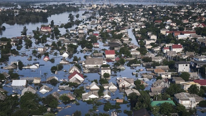 Bendungan Kakhovka di Ukraina jebol akibat ledakan. Banjir pun melanda wilayah di sekitarnya.