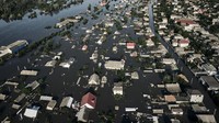 Sekitar 2.700 rumah terendam banjir setelah jebolnya bendungan yang terletak di wilayah Kherson itu pada Selasa (6/6) waktu setempat. 
