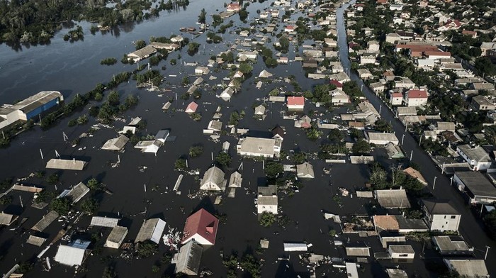 Penampakan dari Udara Banjir Akibat Jebolnya Bendungan di Ukraina Bendungan Kakhovka di Ukraina jebol akibat ledakan. Banjir pun melanda wilayah di sekitarnya.