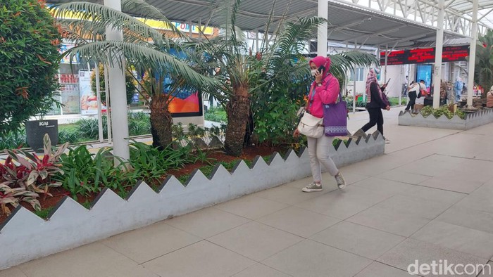 Penampakan tembok taman didesain meruncing di Stasiun Bogor