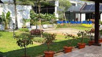Ada hall khusus untuk KA Feeder kereta cepat Jakarta Bandung ini.  