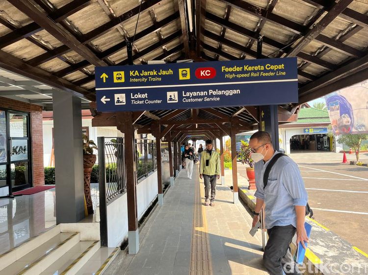 Penanda KA Feeder Kereta Cepat di Stasiun Bandung Telah Terpasang