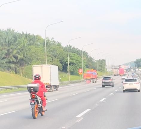 Pengendara motor masuk tol di Malaysia