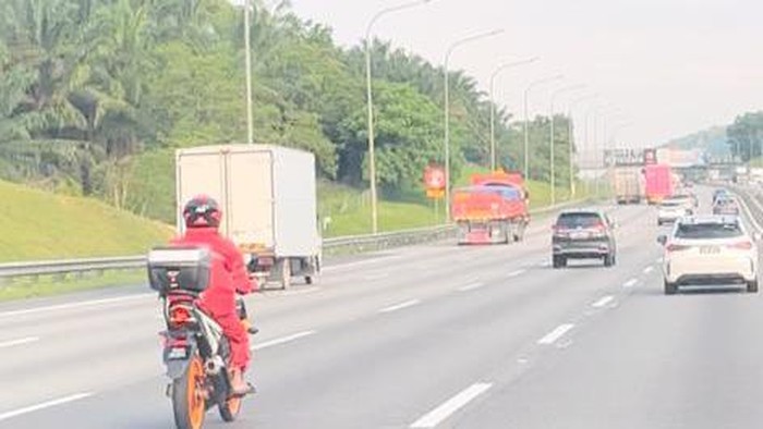 Pengendara motor masuk tol di Malaysia
