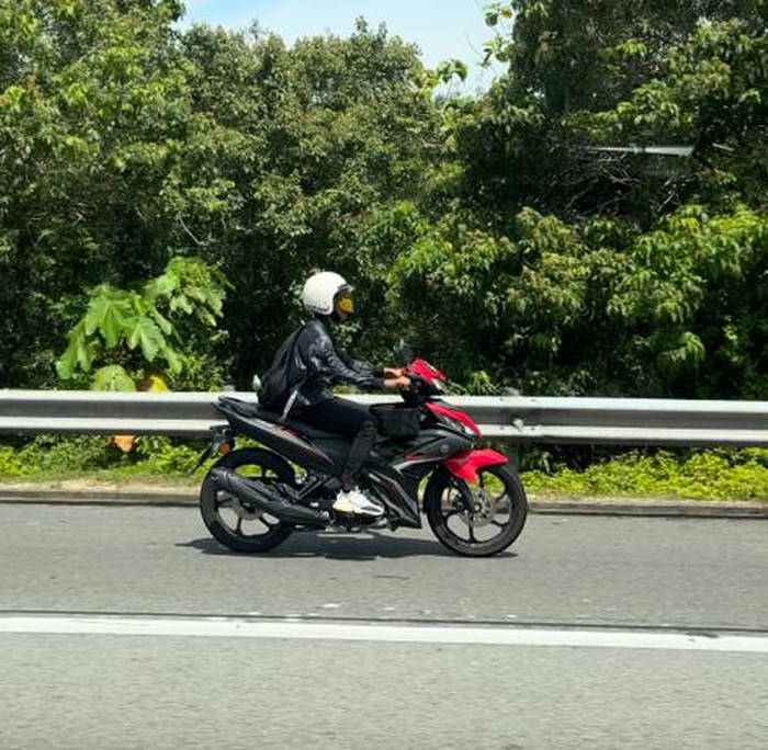 Pengendara motor masuk tol di Malaysia