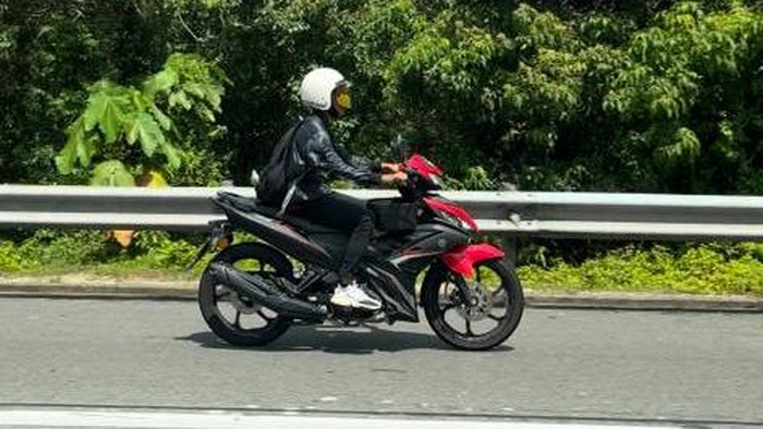 Pengendara motor masuk tol di Malaysia