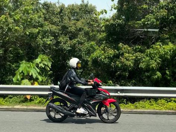 Pengendara motor masuk tol di Malaysia
