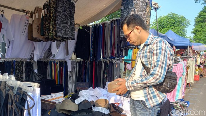 Penjual pernak-pernik haji di Subang