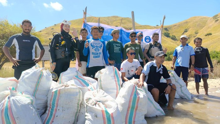 10 penyelam mengangkut 325 kilogram sampah di perairan Taman Nasional Komodo, Manggarai Barat, NTT. Kebanyakan sampah merupakan plastik.