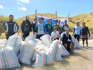 10 Penyelam Bersih-bersih Laut Komodo, Angkut 325 Kilogram Sampah