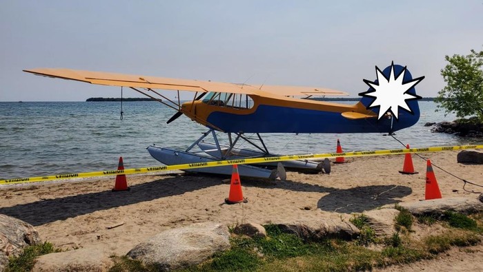 Pesawat di pantai