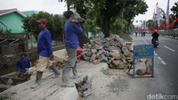 Suku Dinas Sumber Daya Air (SDA) Jakarta Selatan melakukan perbaikan turap tepatnya didepan komplek ABRI Menteng Pulo, Jakarta, Kamis (8/6/2023).